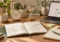 Agenda, orologio e computer per organizzare il tempo e le attività